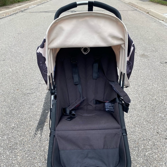 Limited edition Andy Warhol canopy (cars)
Black seat
Includes bugaboo foot muff - Picture 2 of 5